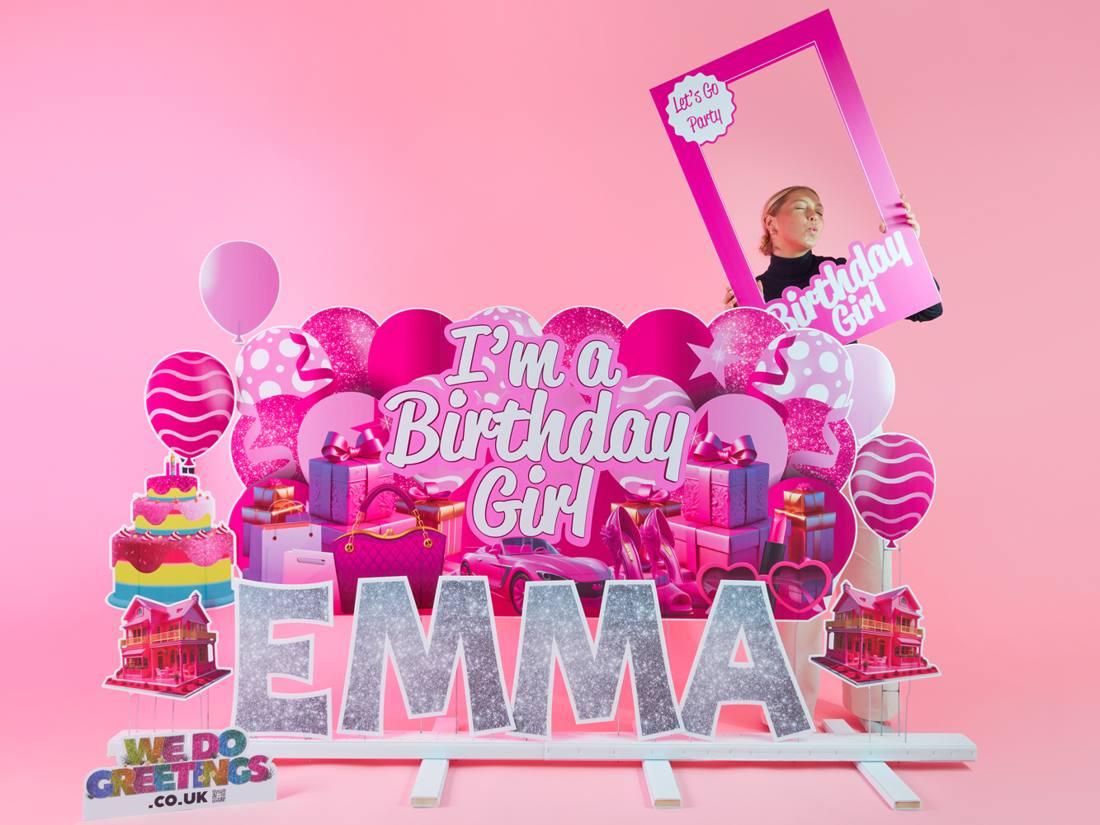 Birthday Girl accessory set in pink with cake, dream house and a selfie frame