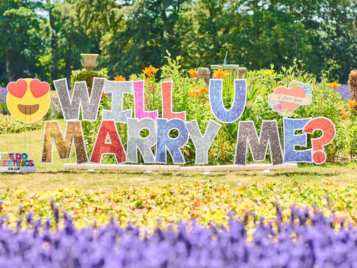 Will U Marry Me? in glitter letters